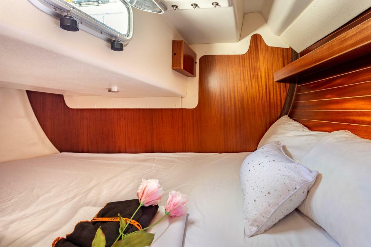 Hotel Sail Boat To Sleep Sant Adria de Besos Exterior foto